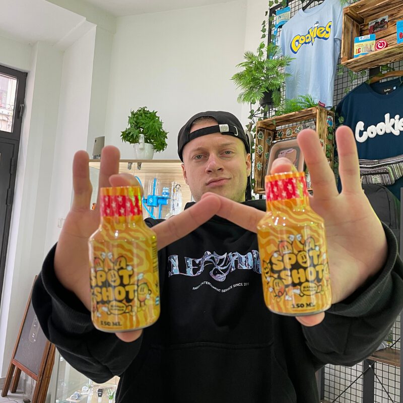 2x Spotshot mango w rękach